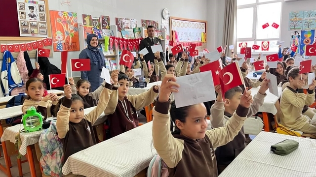 Adıyaman'da öğrencilerden Mehmetçiğe anlamlı mektup