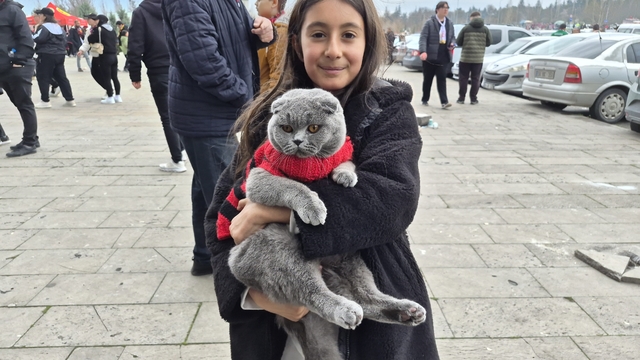 Küçük çocuk Eskişehirspor maçına kedisi ile geldi
Siyah-kırmızılı giydirilen sevimli kedi görenlerin ilgi odağı oldu