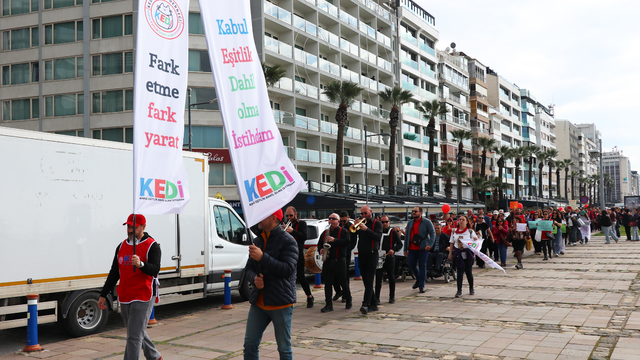 İzmir'de otizm farkındalığı için yürüyüş düzenlendi