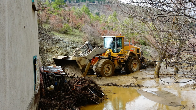 Kütahya'da yapay gölet taştı, 1 ev ve ahırı su bastı