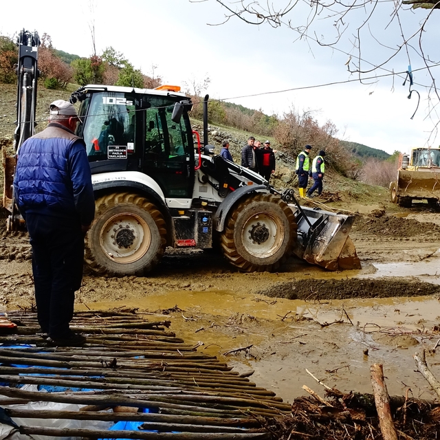 Tavşanlı'da gölet taştı, bir ev ve ahır sular altında kaldı