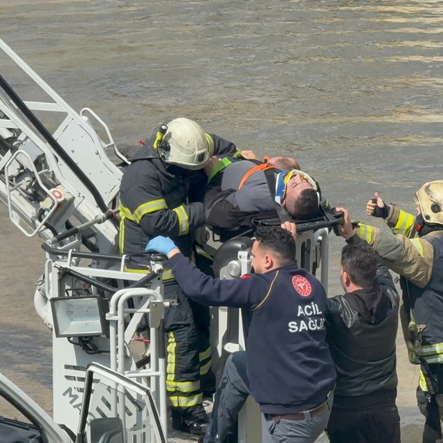 Dereye uçan kamyonetin sürücüsü öldü; kaza kamerada (2)