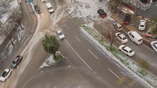 Adana'da dolu, sağanak ve hortum hayatı felç etti