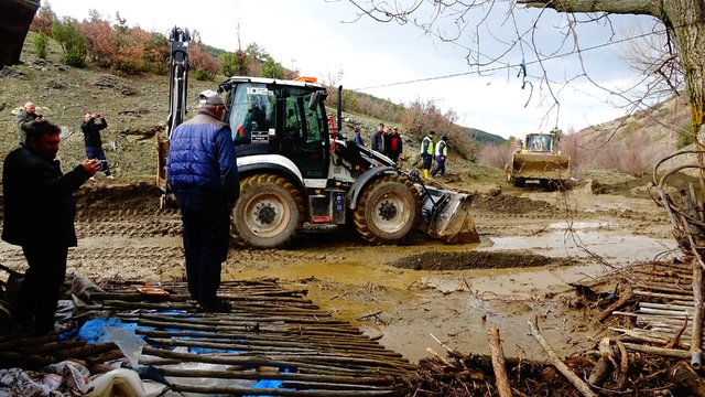 Tavşanlı'da gölet taştı, bir ev ve ahır sular altında kaldı