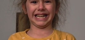 Düzce’de küçük kız İstiklal Marşı’nı hem okudu hem ağladı