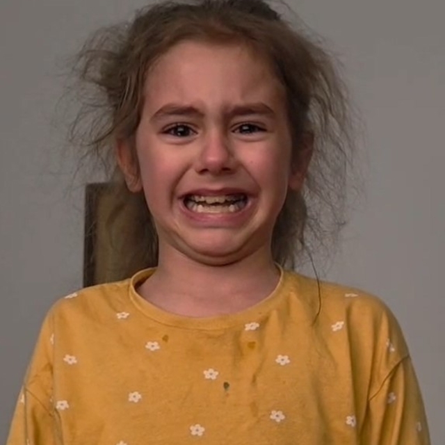 Düzce'de küçük kız İstiklal Marşı'nı hem okudu hem ağladı