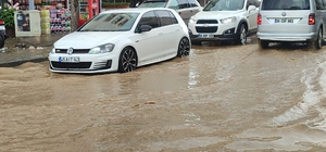 İzmir'in Ödemiş ilçesinde etkili olan sağanak hayatı olumsuz etkiledi