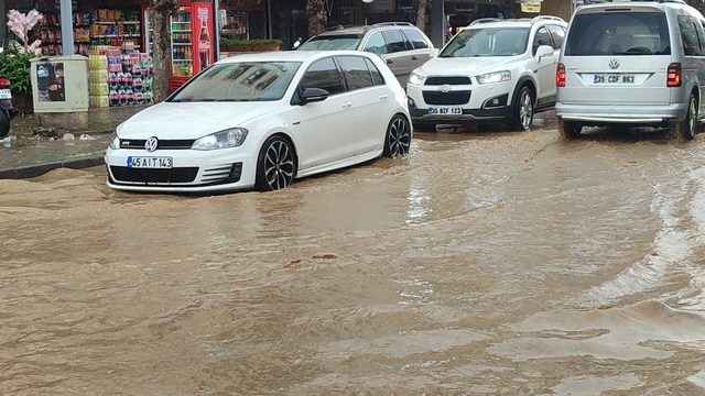 İzmir'in Ödemiş ilçesinde etkili olan sağanak hayatı olumsuz etkiledi