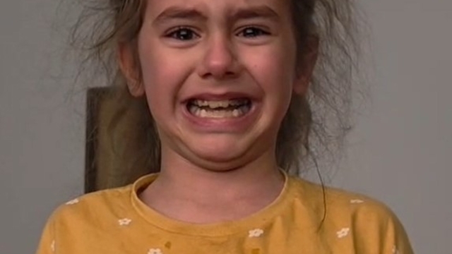 Düzce'de küçük kız İstiklal Marşı'nı hem okudu hem ağladı