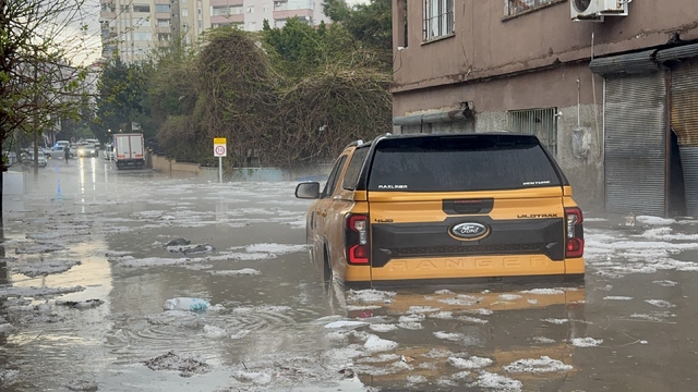 Adana'da sağanak ve dolu hayatı olumsuz etkiledi