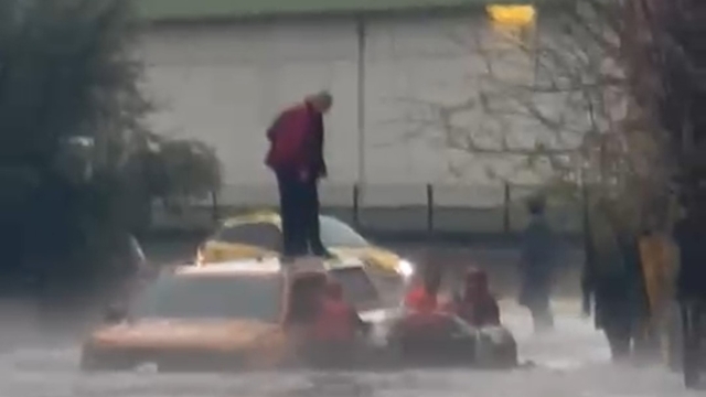 Adana'da göle dönen yolda mahsur kalan araçtaki 2 kişi kurtarıldı
Bir evin bahçesindeki barbeküye yıldırım düştü