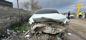 Otomobil yayaya çarptı: 1’i ağır 2 yaralı