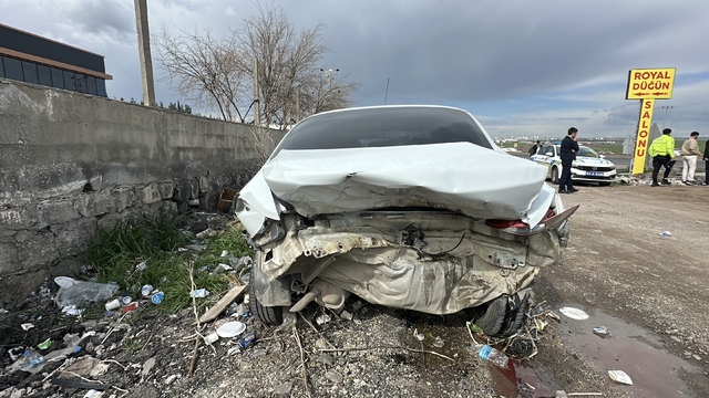 Otomobil yayaya çarptı: 1'i ağır 2 yaralı