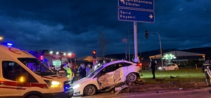 Kahramanmaraş'ta iki otomobilin çarpıştığı kazada 4 kişi yaralandı