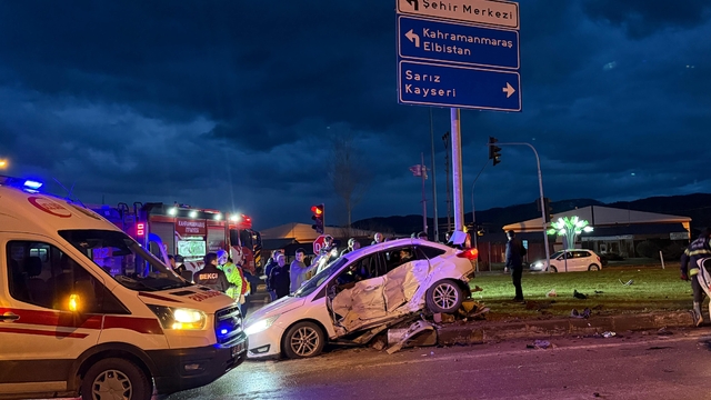 Kahramanmaraş'ta iki otomobilin çarpıştığı kazada 4 kişi yaralandı