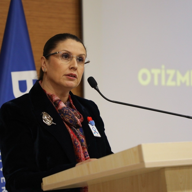 BARÜ'de otizmde tanıdan yetişkinliğe uzanan süreç uzmanlar tarafından anlat...