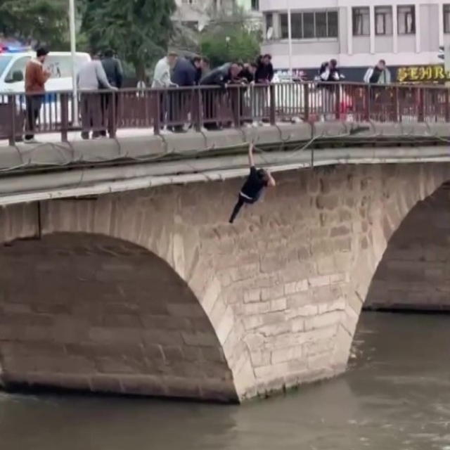 Köprüden nehre atlayan şahsı ekipler kurtardı: O anlar kamerada