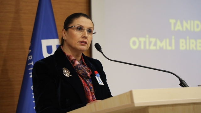 BARÜ'de otizmde tanıdan yetişkinliğe uzanan süreç uzmanlar tarafından anlatıldı