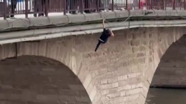 Köprüden nehre atlayan şahsı ekipler kurtardı: O anlar kamerada