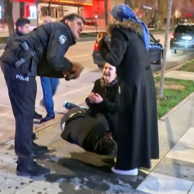 Yaralı oğlunun başındaki annenin feryadı yürekleri dağladı