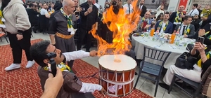 Tekirdağ'da Şanlıurfa rüzgarı: 1 ton çiğ köfte ikram edildi Belediye başkanı ve vekiller halay çekti Gece değil kültür patlaması: davulcular şov yaptı kalabalık coştu