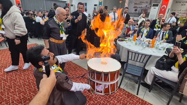 Tekirdağ'da Şanlıurfa rüzgarı: 1 ton çiğ köfte ikram edildi
Belediye başkanı ve vekiller halay çekti
Gece değil kültür patlaması: davulcular şov yaptı kalabalık coştu