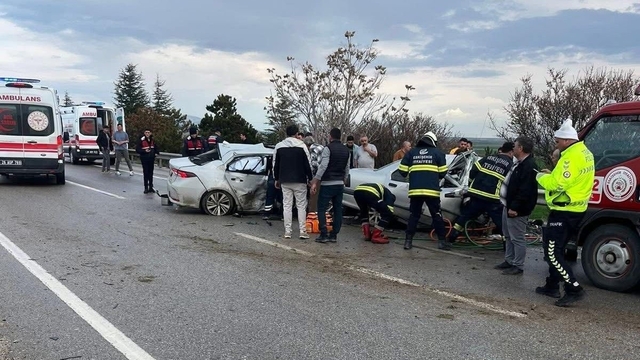 Eskişehir'de otomobil karşı şeride geçip başka otomobile çarptı; 4 ölü, 2 yaralı