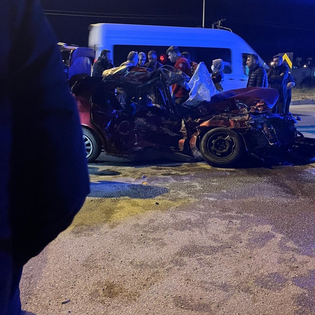 Adana'da minibüs ile otomobil çarpıştı: 1 ölü