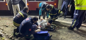 Uçurumdan deniz kıyısına yuvarlanan otomobilde 3 kişi yaralandı