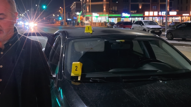 Seyir halindeki otomobile yorgun mermi isabet etti