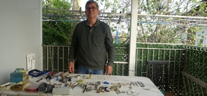 Merakla başlayıp 35 sene yaptığı mesleği teknolojiye yenik düşen saatçi, 12 yıldır evinde mesleğini yaşatıyor