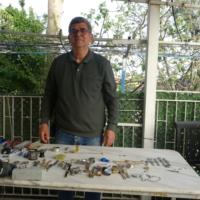 Merakla başlayıp 35 sene yaptığı mesleği teknolojiye yenik düşen saatçi, 12...