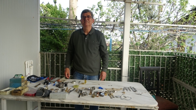 Merakla başlayıp 35 sene yaptığı mesleği teknolojiye yenik düşen saatçi, 12 yıldır evinde mesleğini yaşatıyor