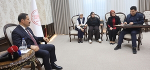 Kanunu ve eşsiz ses yeteneğiyle kulakların pasını silen otizmli Ertuğrul'dan valiyi mest eden mini konser