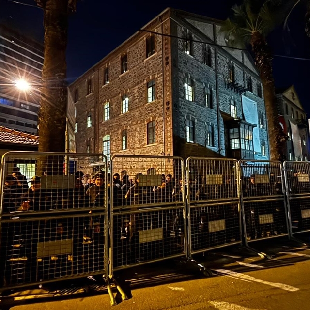 İzmir'de tartışmalı 'Meslek Fabrikası' demir bariyerle çevrildi