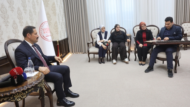 Kanunu ve eşsiz ses yeteneğiyle kulakların pasını silen otizmli Ertuğrul'dan valiyi mest eden mini konser