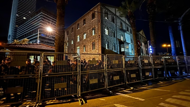 İzmir'de tartışmalı 'Meslek Fabrikası' demir bariyerle çevrildi