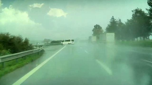 Adana'da panelvan araç takla attı