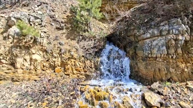 Depremde kuruyan su kaynağı 3 yıl sonra yeniden akmaya başladı