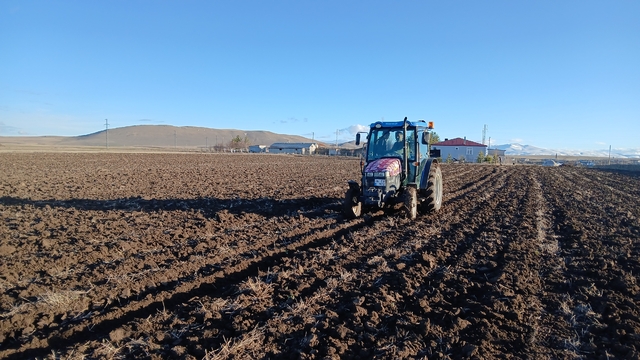 Kars'ta ekin sezonu başladı: Çiftçiler tarlaya indi