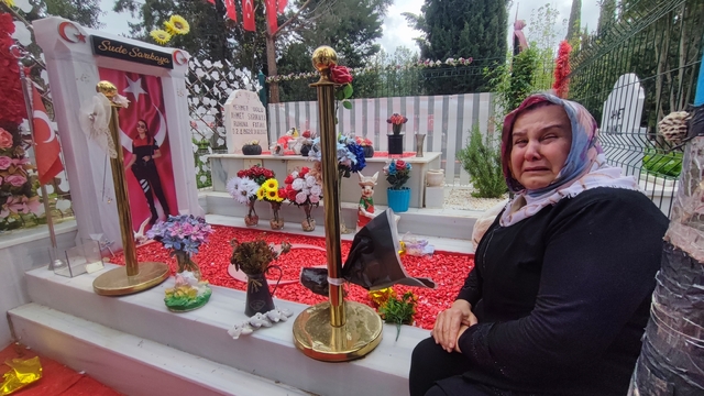 Güvenlik kameralı polis mezarından hırsızlık, anneyi gözyaşlarına boğdu
Genç yaşta hayatını kaybeden polis memuru Sude Sarıkaya'nın annesi mezar başında, "Ben ona bakmaya kıyamıyordum, eşyaları çalıp mezara zarar vermişler" diyerek gözyaşlarına boğuldu