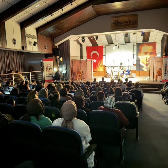 Karacasu'da "Hepimiz Mahkumuz" oyunu büyük ilgi gördü