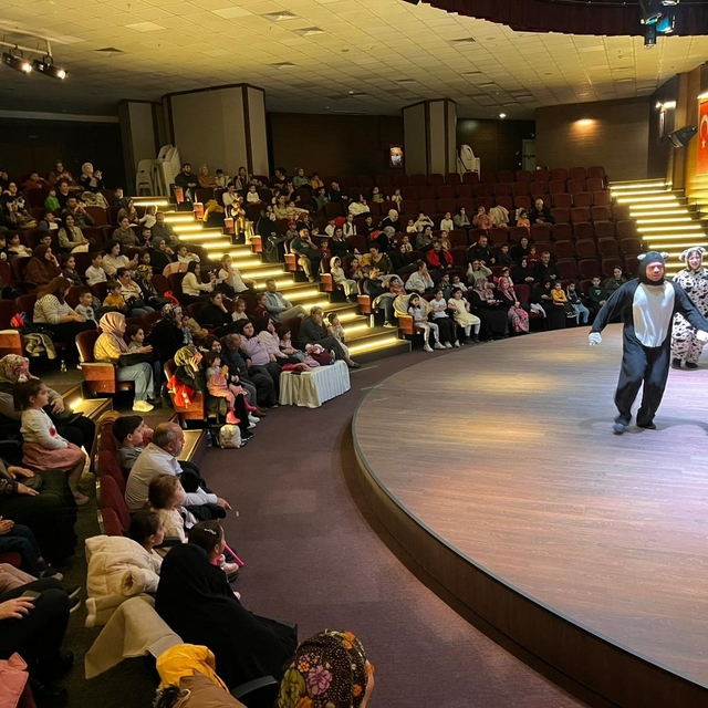 Darıca'da çocuklar hafta sonunu tiyatroyla değerlendiriyor