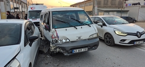 Eskişehir'de 4 aracın karıştığı trafik kazasında 3 kişi yaralandı