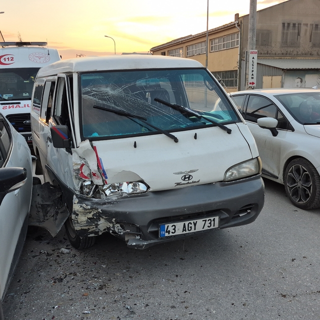 Eskişehir'de 4 aracın karıştığı trafik kazasında 3 kişi yaralandı