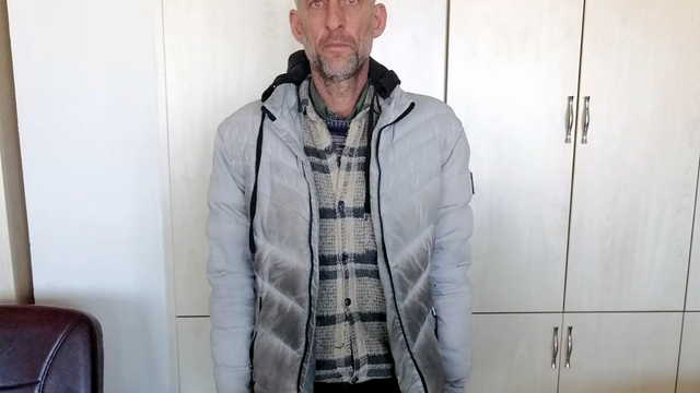 Dolandırdığı kişilerden aldığı ürünleri seyyar tezgahında satarken yakalandı