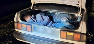 Kaçak göçmenler otomobil bagajında yakalandı
