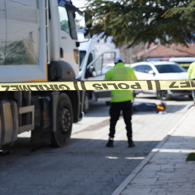 Çöp kamyonunun çarptığı yaşlı kadın hayatını kaybetti