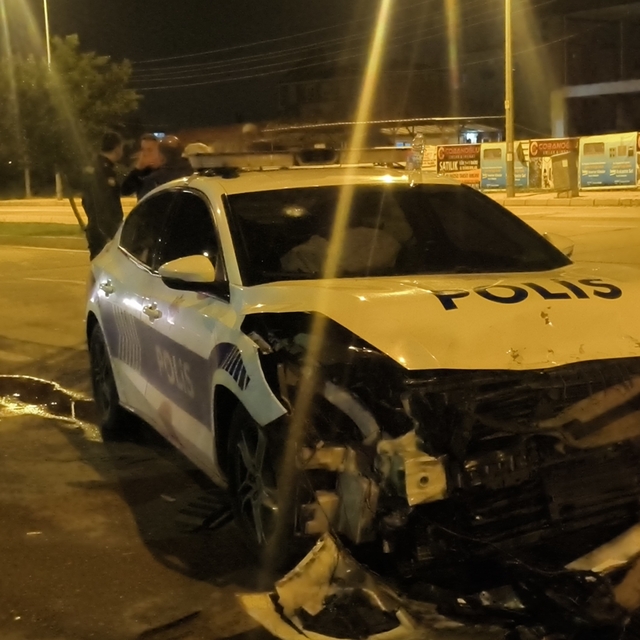 Polis otosuna çarpıp patlamış lastiklerle kaçtı, park halinde bulundu