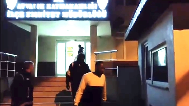 Ayvalık Polisinden sağanak yağmur altında göçmen avı
37 göçmen ve 6 organizatör yakalandı